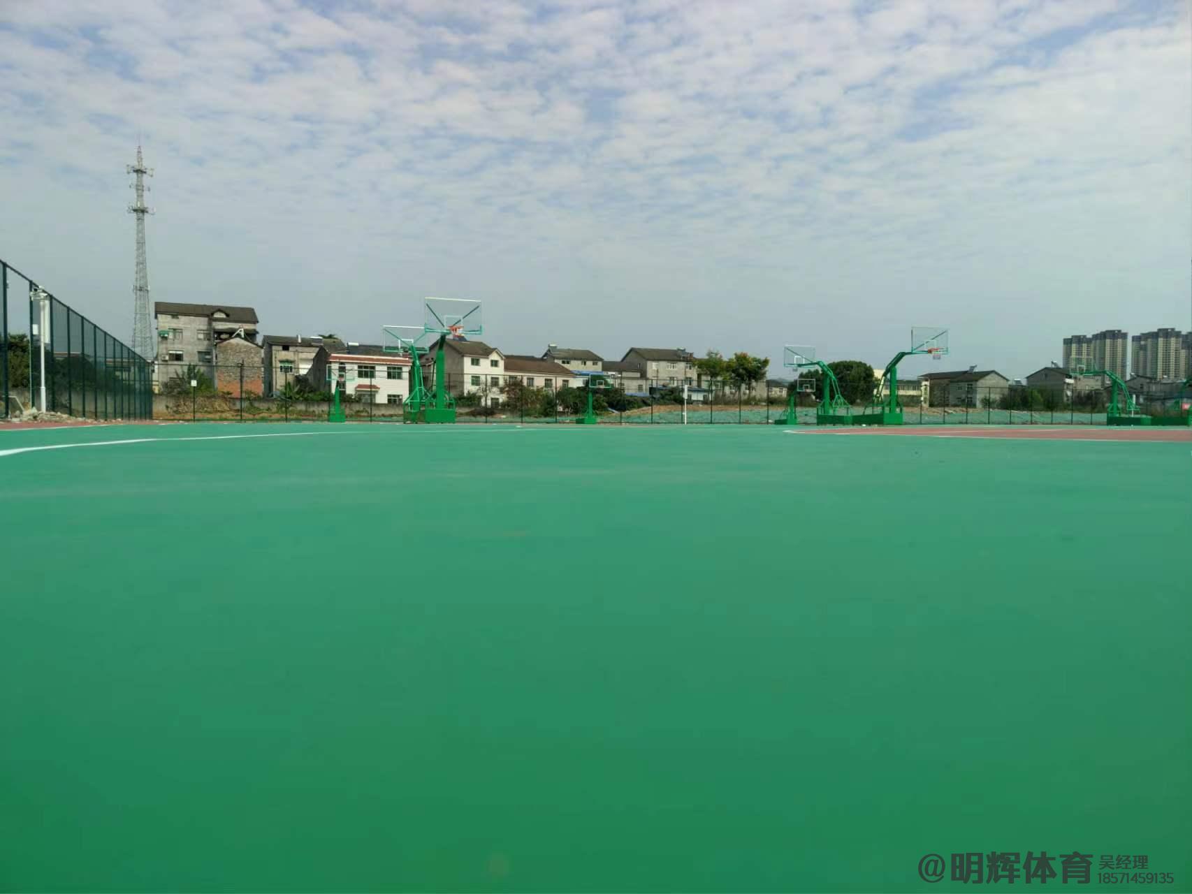 贡觉硬地丙烯酸球场的优缺点